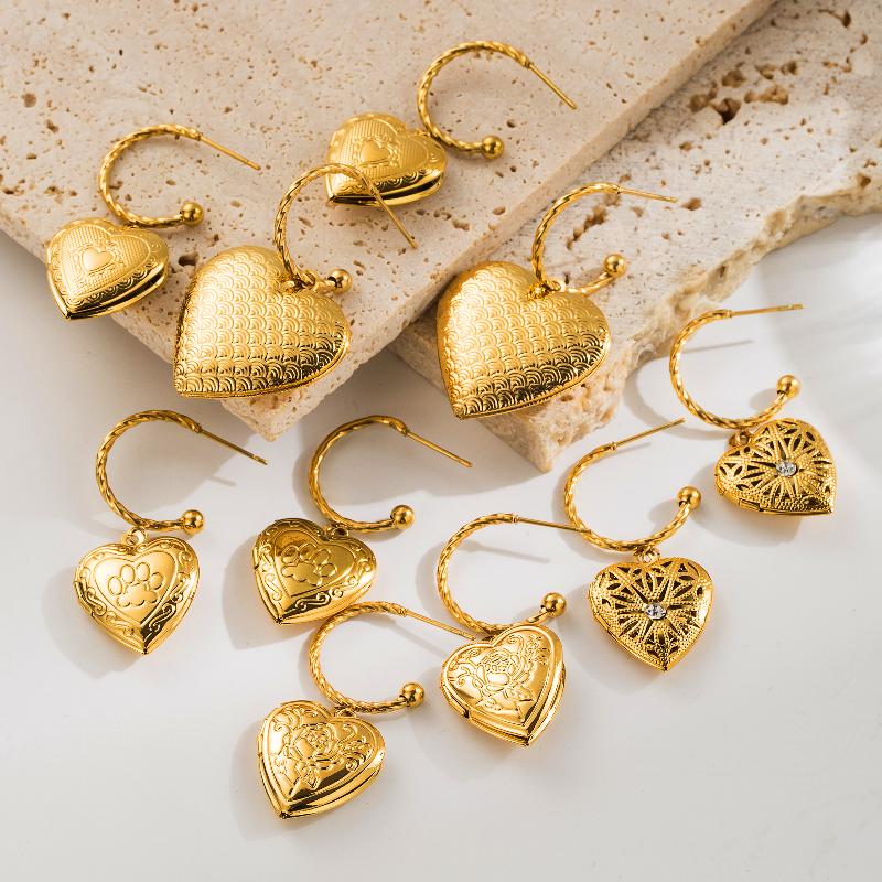 Aretes corazones relieve y calados chapa Oro18K