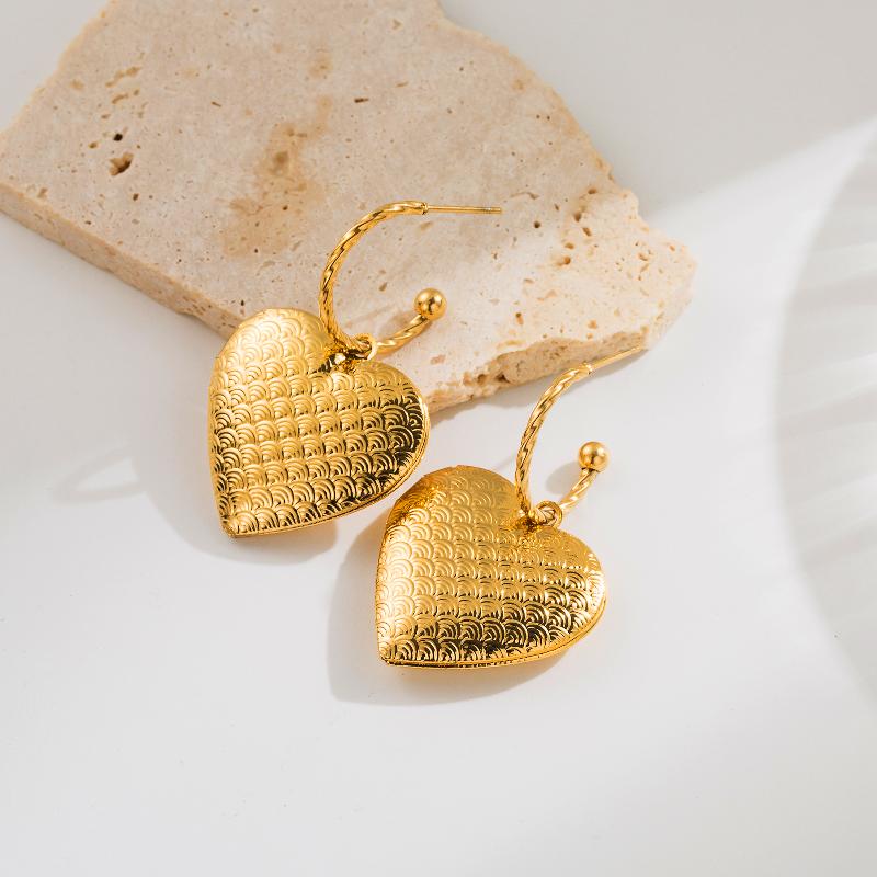 Aretes corazones relieve y calados chapa Oro18K