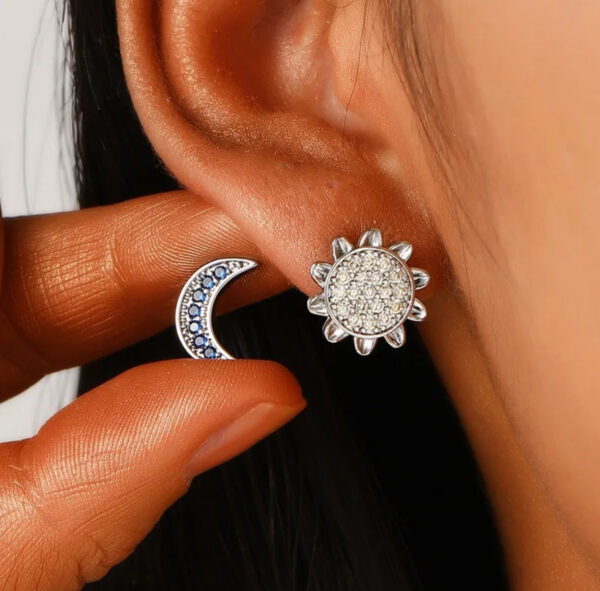 Aretes sol y luna de acero inoxidable.