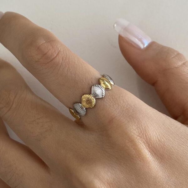 Anillo conchas marinas ajustable Oro laminado.