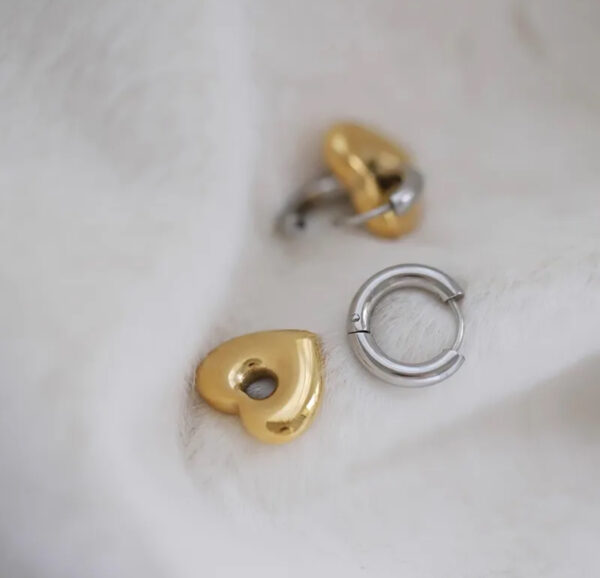 Aretes de corazón bicolor huggies acero inoxidable. - Image 2