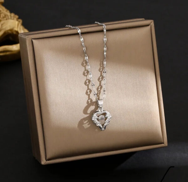 Collar de corazón con zirconia acero inoxidable.