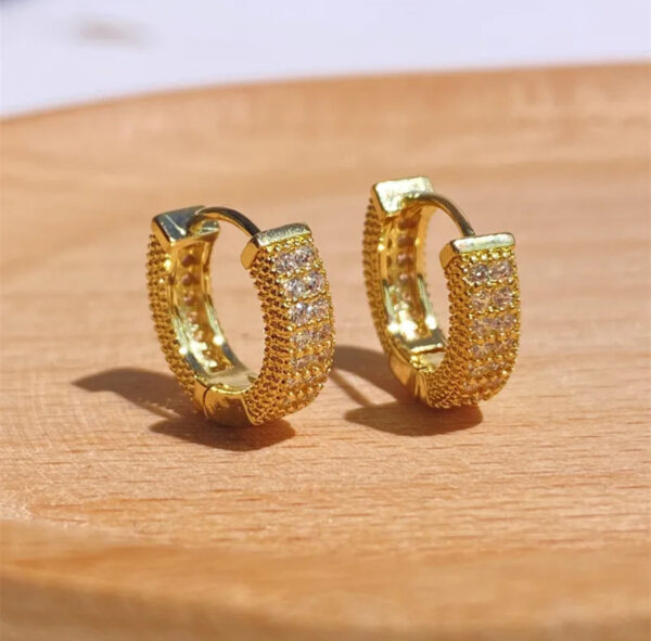 Aretes huggies con micro zirconias Oro Laminado