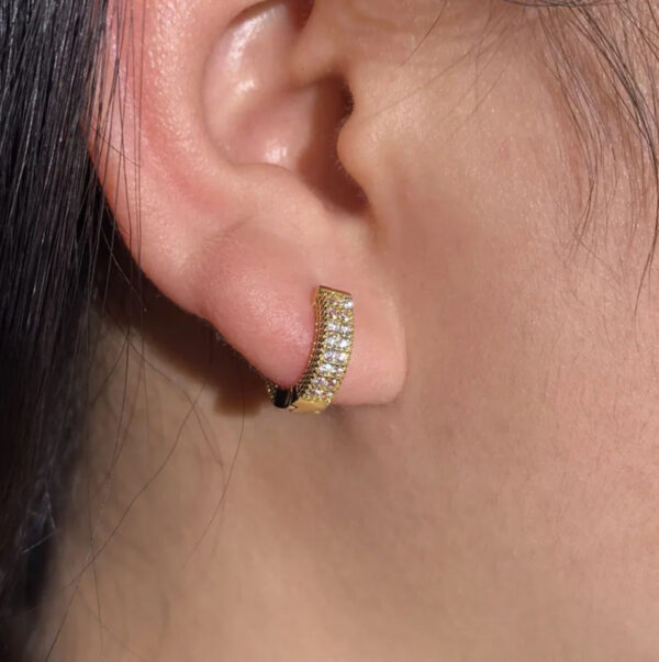 Aretes huggies con micro zirconias Oro Laminado - Image 3