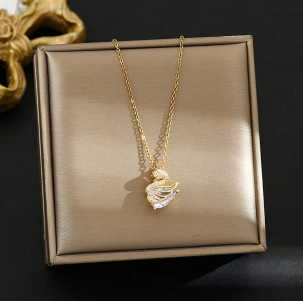 Collar con cisne zirconias acero inoxidable.