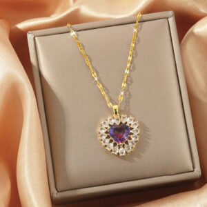 Collar corazón púrpura con zirconias acero inoxidable.