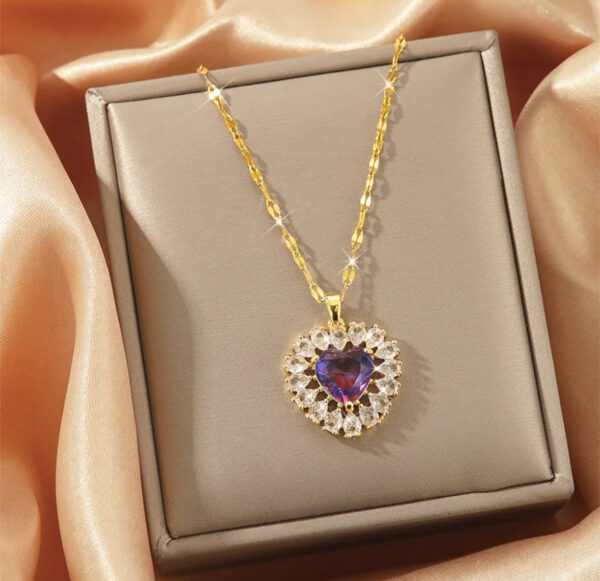 Collar corazón púrpura con zirconias acero inoxidable.