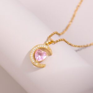 Collar de luna con corazón zirconia y acero inoxidable.