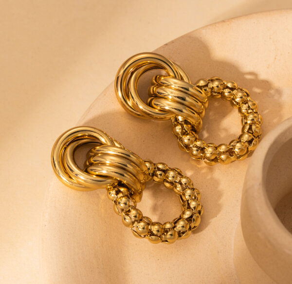 Aretes con aros de cadena triple de acero inoxidable.