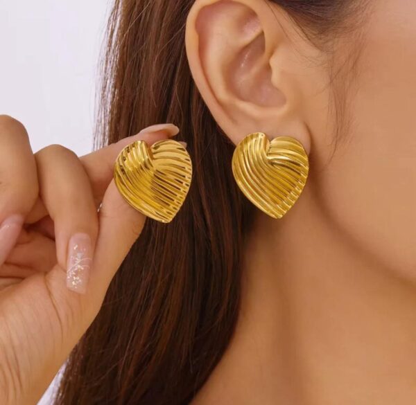 Aretes corazón grande de acero inoxidable.