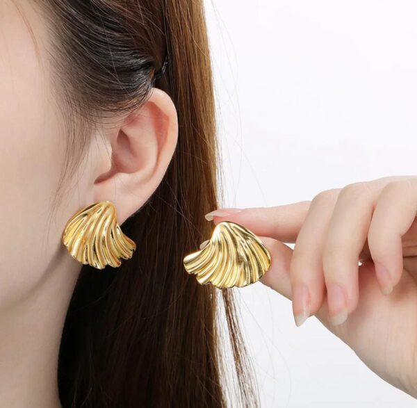 Aretes concha marina de acero inoxidable.