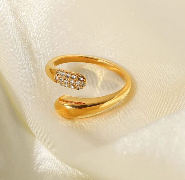 Anillo de gota con micro zirconias acero inoxidable.