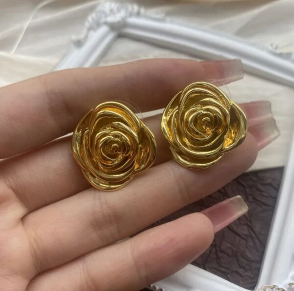Aretes forma de rosa acero inoxidable.